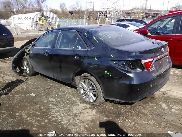 4T1BF1FK2HU366046 - 2017 TOYOTA CAMRY LE/XLE/SE/XSE Blau Foto 3