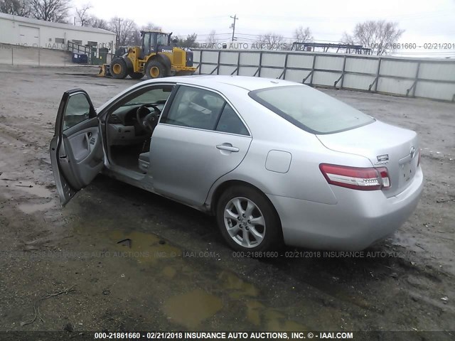 4T1BF3EK7BU644816 - 2011 TOYOTA CAMRY SE/LE/XLE SILVER photo 3