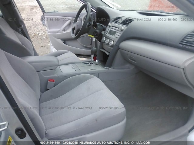 4T1BF3EK7BU644816 - 2011 TOYOTA CAMRY SE/LE/XLE Серебристый фото 5