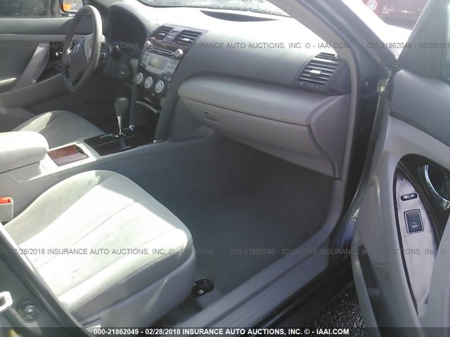 4T4BF3EK7BR182800 - 2011 TOYOTA CAMRY SE/LE/XLE GRAY photo 5