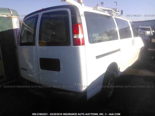 1GCFG15X771230043 - 2007 CHEVROLET EXPRESS G1500  WHITE photo 4