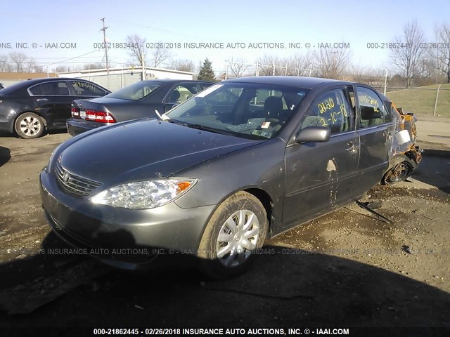 4T1BE32K25U521873 - 2005 TOYOTA CAMRY LE/XLE/SE GRAY photo 2