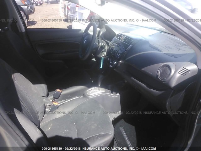 ML32F3FJ7HHF16402 - 2017 MITSUBISHI MIRAGE G4 ES ნაცრისფერი ფოტო 5