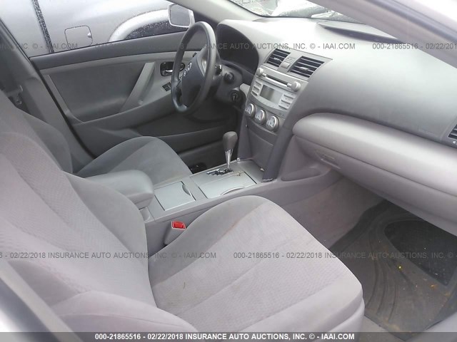 4T1BF3EK3AU520556 - 2010 TOYOTA CAMRY SE/LE/XLE WHITE photo 5