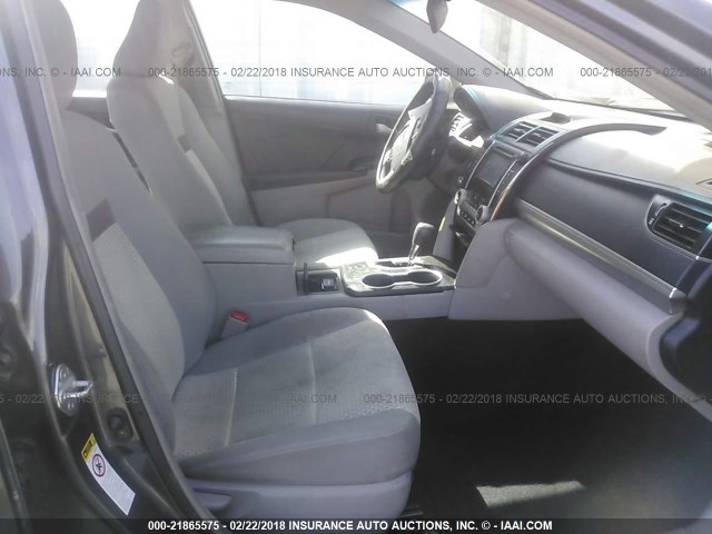 4T1BF1FK1CU061114 - 2012 TOYOTA CAMRY SE/LE/XLE GRAY photo 5