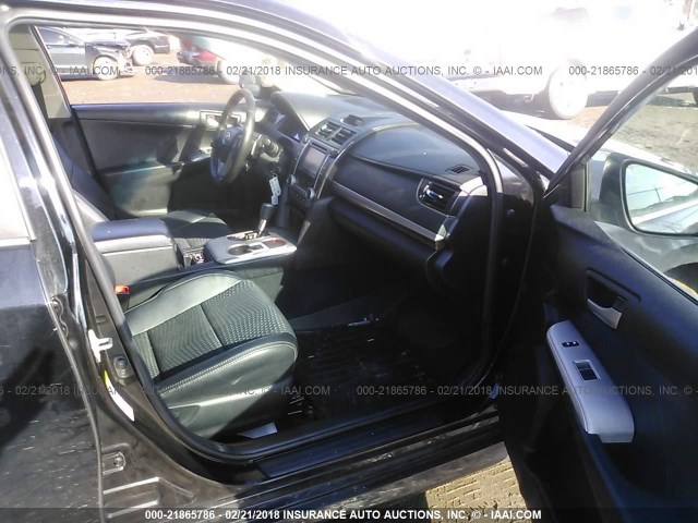 4T1BF1FK3CU109731 - 2012 TOYOTA CAMRY SE/LE/XLE BLACK photo 5