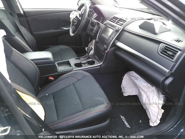 4T1BF1FK6HU286684 - 2017 TOYOTA CAMRY LE/XLE/SE/XSE შავი ფოტო 5