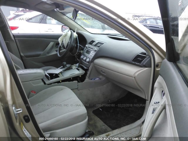 4T1BF3EK8AU069849 - 2010 TOYOTA CAMRY SE/LE/XLE TAN photo 5