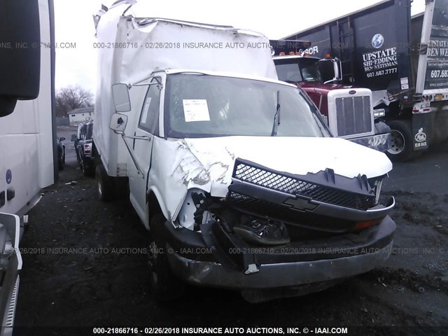 IGBJG31U441197200 - 2004 CHEVROLET EXPRESS G3500  WHITE photo 1