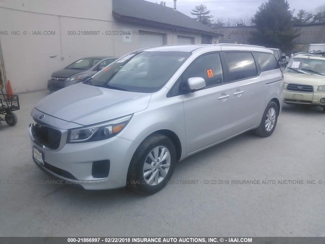 KNDMB5C12F6019748 - 2015 KIA SEDONA LX SILVER photo 2