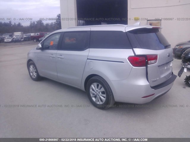 KNDMB5C12F6019748 - 2015 KIA SEDONA LX SILVER photo 3