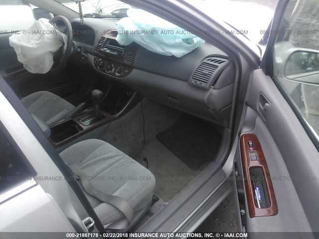 4T1BF32K92U521622 - 2002 TOYOTA CAMRY LE/XLE/SE GRAY photo 5