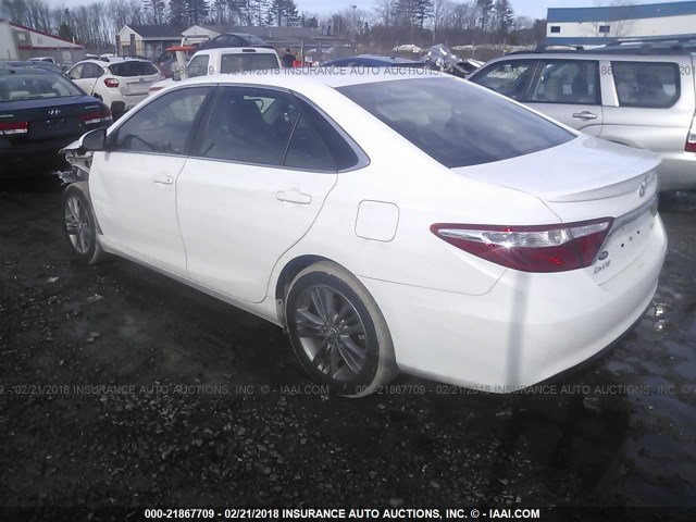 4T1BF1FK1HU361971 - 2017 TOYOTA CAMRY LE/XLE/SE/XSE WHITE photo 3