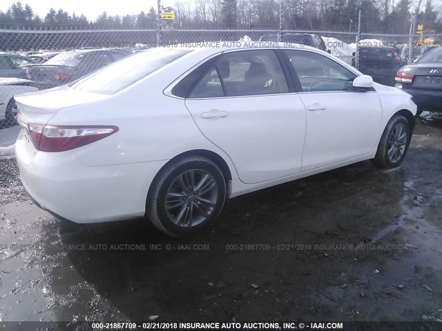 4T1BF1FK1HU361971 - 2017 TOYOTA CAMRY LE/XLE/SE/XSE WHITE photo 4