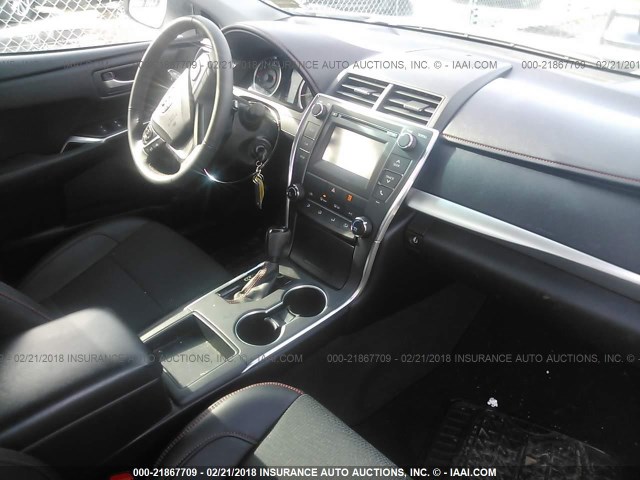 4T1BF1FK1HU361971 - 2017 TOYOTA CAMRY LE/XLE/SE/XSE WHITE photo 5