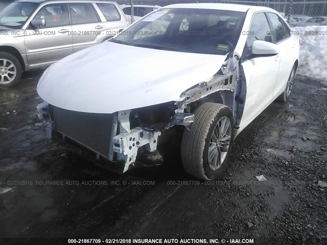 4T1BF1FK1HU361971 - 2017 TOYOTA CAMRY LE/XLE/SE/XSE WHITE photo 6