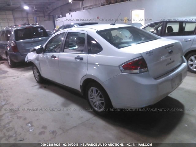 1FAHP35N88W230307 - 2008 FORD FOCUS SE/SEL/SES WHITE photo 3