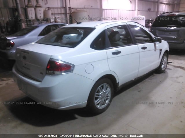 1FAHP35N88W230307 - 2008 FORD FOCUS SE/SEL/SES WHITE photo 4