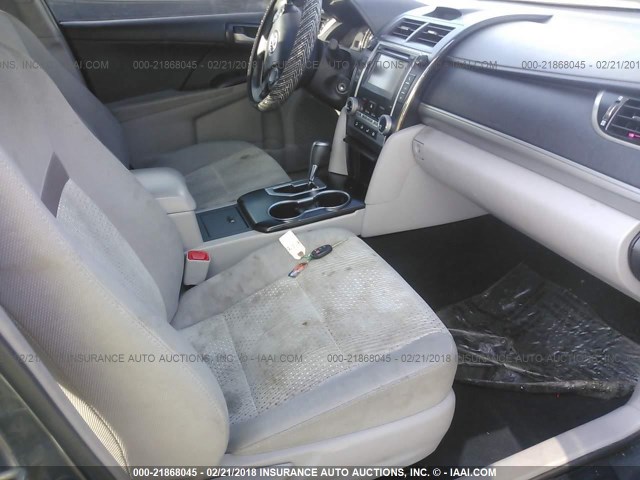 4T1BF1FK0DU228967 - 2013 TOYOTA CAMRY L/SE/LE/XLE 灰色 照片 5