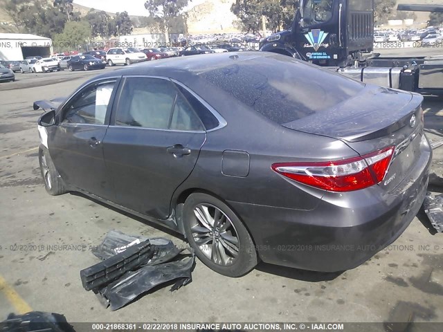 4T1BF1FK8FU081820 - 2015 TOYOTA CAMRY LE/XLE/SE/XSE GRAY photo 3