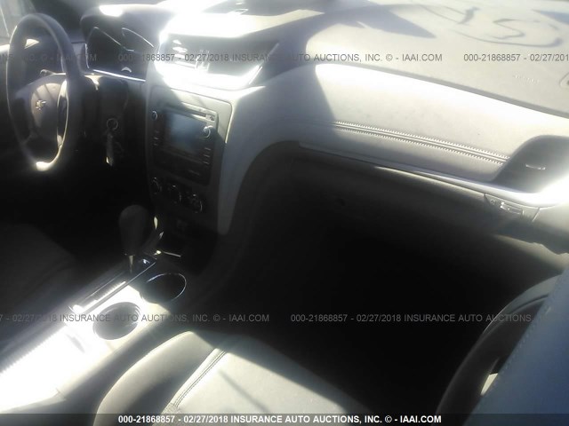 1GNKRFKD9HJ288454 - 2017 CHEVROLET TRAVERSE LS GRAY photo 5