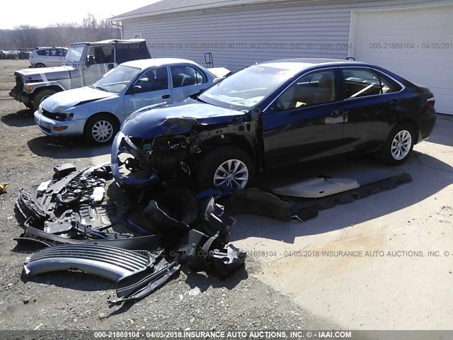 4T1BF1FK4HU782373 - 2017 TOYOTA CAMRY LE/XLE/SE/XSE BLUE photo 2