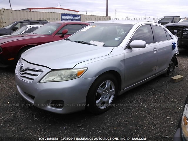 4T4BF3EK0BR206712 - 2011 TOYOTA CAMRY SE/LE/XLE Серебристый фото 2
