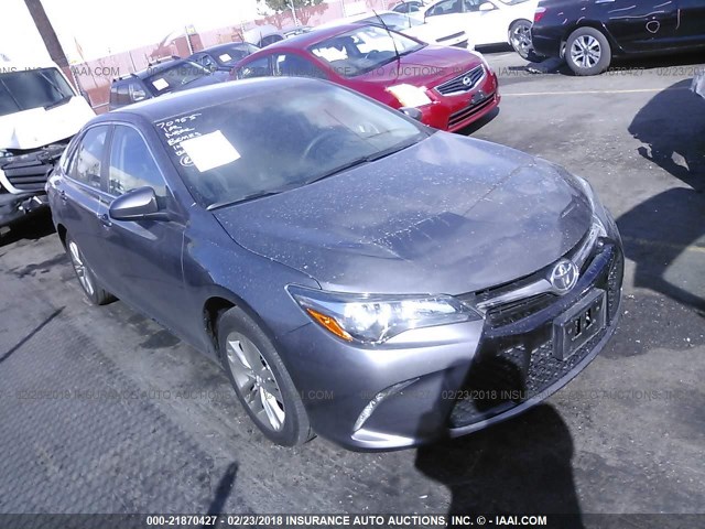 4T1BF1FK6HU802882 - 2017 TOYOTA CAMRY LE/XLE/SE/XSE GRAY photo 1