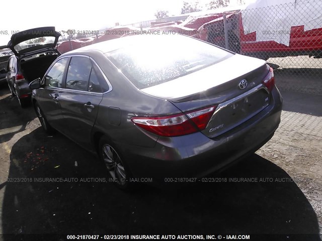 4T1BF1FK6HU802882 - 2017 TOYOTA CAMRY LE/XLE/SE/XSE GRAY photo 3