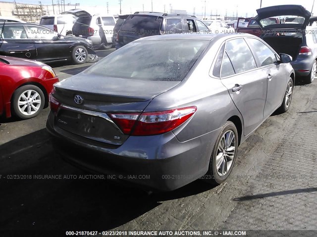 4T1BF1FK6HU802882 - 2017 TOYOTA CAMRY LE/XLE/SE/XSE Grau Foto 4