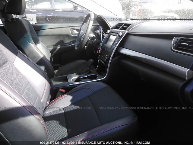 4T1BF1FK6HU802882 - 2017 TOYOTA CAMRY LE/XLE/SE/XSE Grau Foto 5