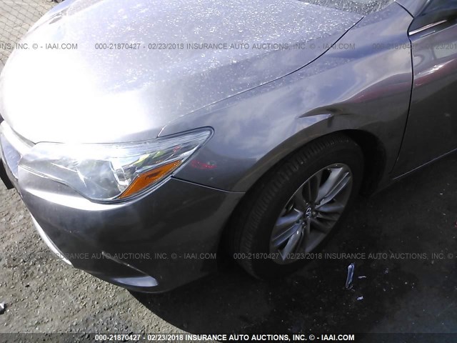 4T1BF1FK6HU802882 - 2017 TOYOTA CAMRY LE/XLE/SE/XSE Grau Foto 6