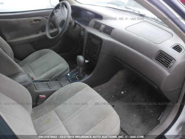 4T1BG22KXYU937114 - 2000 TOYOTA CAMRY CE/LE/XLE WHITE photo 5