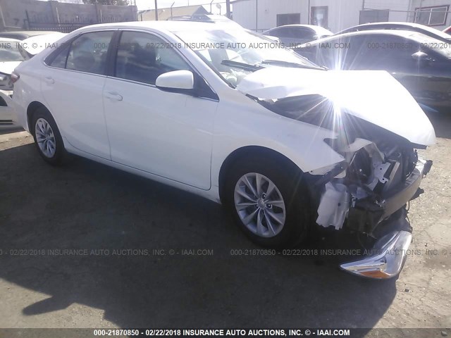 4T1BF1FK9GU535350 - 2016 TOYOTA CAMRY LE/XLE/SE/XSE WHITE photo 1