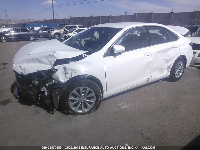 4T1BF1FK9GU535350 - 2016 TOYOTA CAMRY LE/XLE/SE/XSE WHITE photo 2
