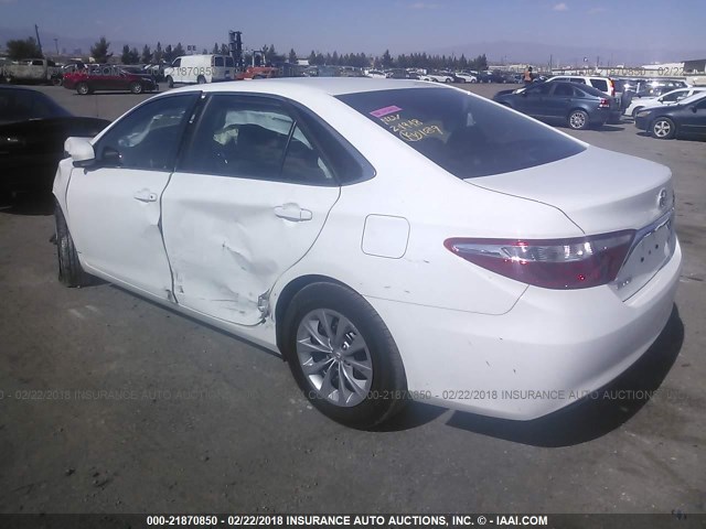 4T1BF1FK9GU535350 - 2016 TOYOTA CAMRY LE/XLE/SE/XSE WHITE photo 3