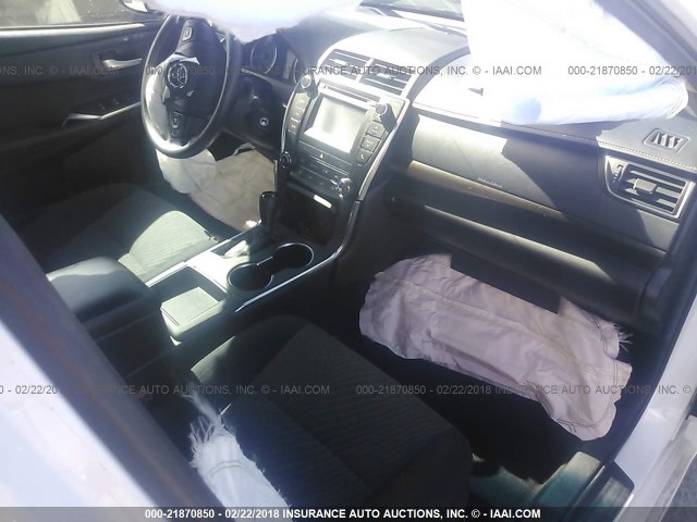 4T1BF1FK9GU535350 - 2016 TOYOTA CAMRY LE/XLE/SE/XSE WHITE photo 5