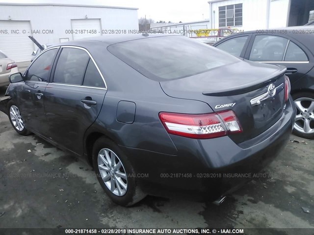 4T1BK3EK7BU632340 - 2011 TOYOTA CAMRY SE/LE/XLE Серый фото 3