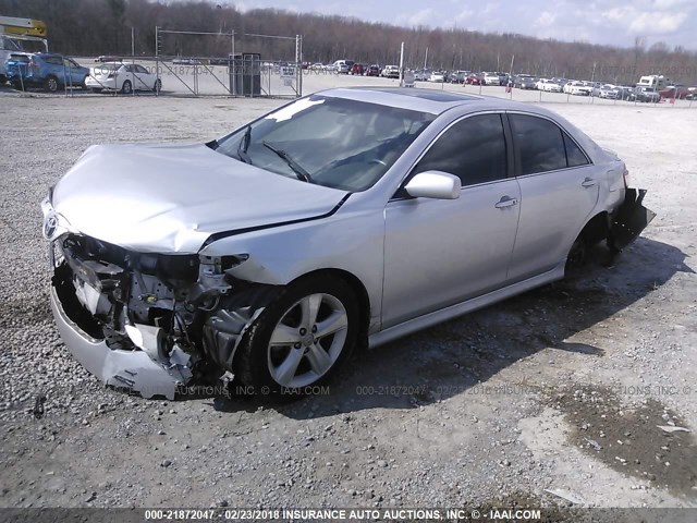 4T1BF3EK3BU219450 - 2011 TOYOTA CAMRY SE/LE/XLE SILVER photo 2