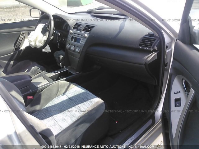 4T1BF3EK3BU219450 - 2011 TOYOTA CAMRY SE/LE/XLE SILVER photo 5