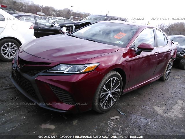 4T1B11HK2JU535984 - 2018 TOYOTA CAMRY L/LE/XLE/SE/XSE RED photo 2