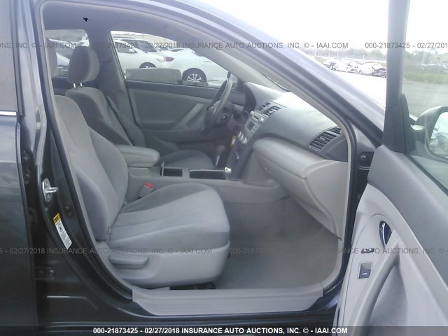 4T1BF3EK9BU619951 - 2011 TOYOTA CAMRY SE/LE/XLE 灰色 照片 5