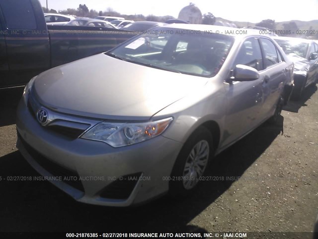 4T1BF1FK4DU280022 - 2013 TOYOTA CAMRY L/SE/LE/XLE BEIGE photo 2