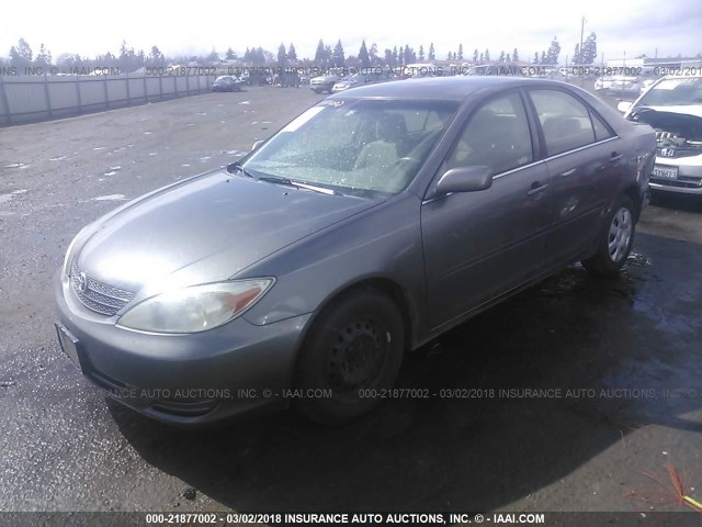 JTDBE32K230191063 - 2003 TOYOTA CAMRY LE/XLE رمادي صورة 2