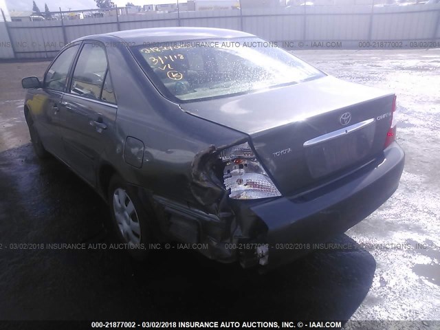 JTDBE32K230191063 - 2003 TOYOTA CAMRY LE/XLE رمادي صورة 3