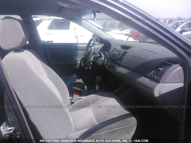 JTDBE32K230191063 - 2003 TOYOTA CAMRY LE/XLE رمادي صورة 5