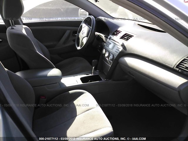 4T1BF3EKXBU735014 - 2011 TOYOTA CAMRY SE/LE/XLE Серебристый фото 5