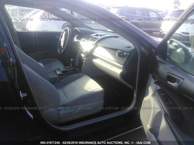 4T1BF1FK0CU072606 - 2012 TOYOTA CAMRY SE/LE/XLE BLACK photo 5