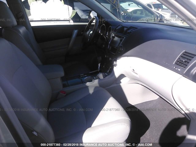 5TDBK3EHXDS242364 - 2013 TOYOTA HIGHLANDER PLUS/SE SILVER photo 5