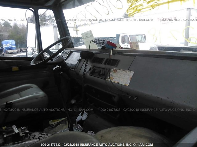 1FVHBGAS11HJ28356 - 2001 FREIGHTLINER FL112  GRAY photo 5